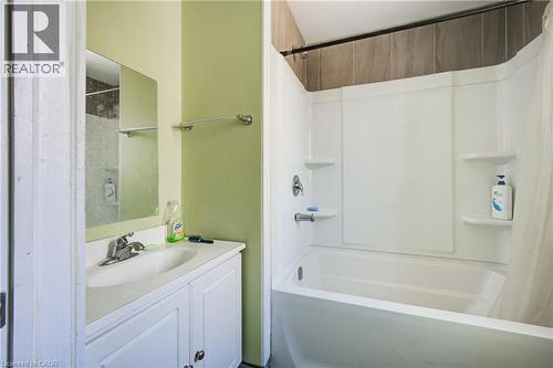 5 Front Street, London, ON - Indoor Photo Showing Bathroom