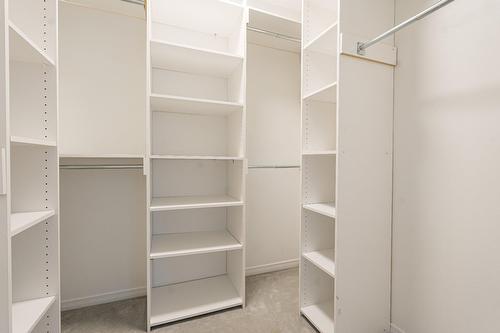 Penderie (Walk-in) - 28 Av. Greystone, Pointe-Claire, QC - Indoor With Storage