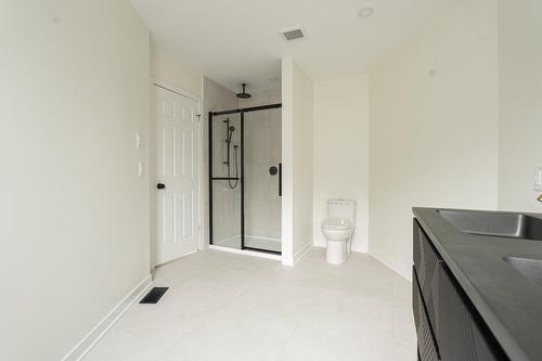 Salle de bains attenante à la CCP - 28 Av. Greystone, Pointe-Claire, QC - Indoor Photo Showing Other Room