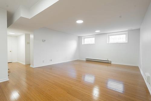 Salle de jeux - 28 Av. Greystone, Pointe-Claire, QC - Indoor