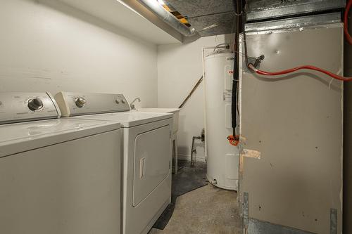 Salle de lavage - 28 Av. Greystone, Pointe-Claire, QC - Indoor Photo Showing Laundry Room