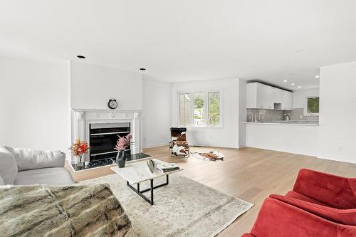 Salon - 28 Av. Greystone, Pointe-Claire, QC - Indoor Photo Showing Living Room With Fireplace