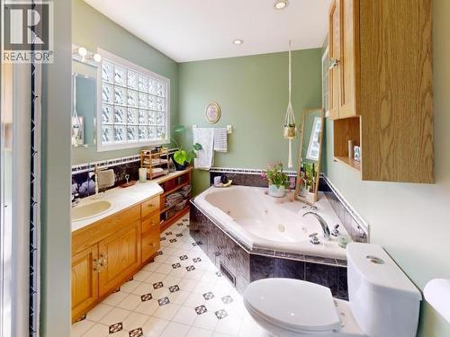 4739 Harvie Ave, Powell River, BC - Indoor Photo Showing Bathroom