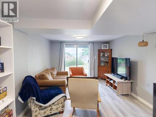 4739 Harvie Ave, Powell River, BC - Indoor Photo Showing Living Room
