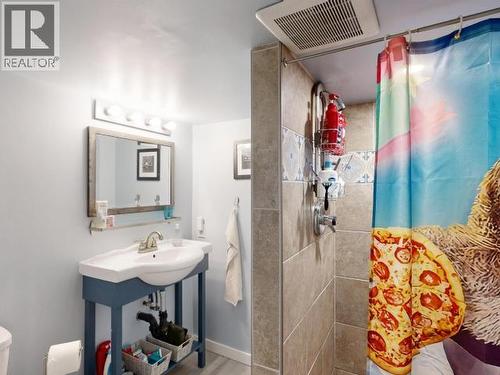 4739 Harvie Ave, Powell River, BC - Indoor Photo Showing Bathroom