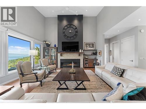 604 Clifton Road N, Kelowna, BC - Indoor Photo Showing Living Room With Fireplace