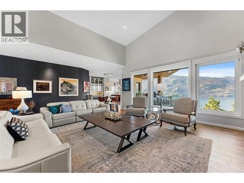 604 Clifton Road N, Kelowna, BC - Indoor Photo Showing Living Room