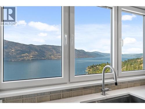 604 Clifton Road N, Kelowna, BC - Indoor Photo Showing Kitchen With Body Of Water