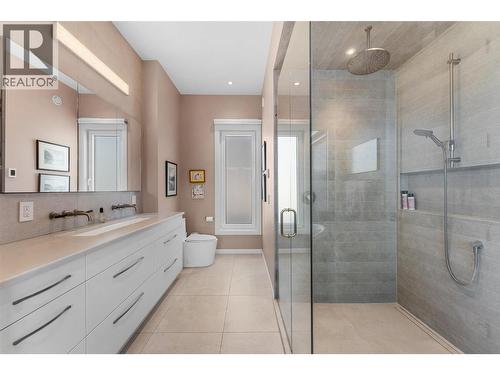 604 Clifton Road N, Kelowna, BC - Indoor Photo Showing Bathroom