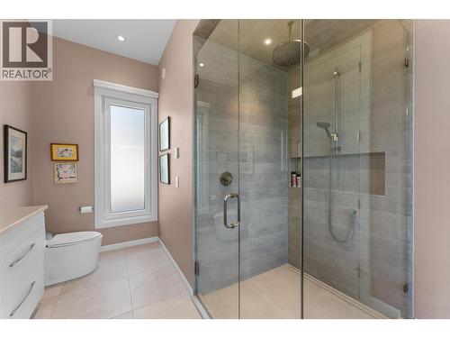 604 Clifton Road N, Kelowna, BC - Indoor Photo Showing Bathroom
