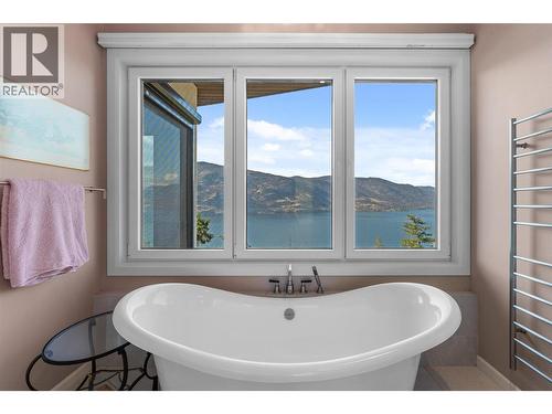 604 Clifton Road N, Kelowna, BC - Indoor Photo Showing Bathroom