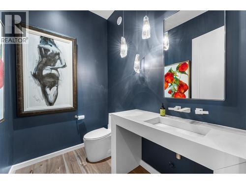 604 Clifton Road N, Kelowna, BC - Indoor Photo Showing Bathroom