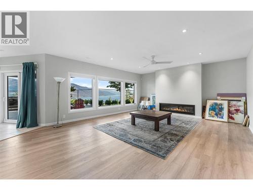 604 Clifton Road N, Kelowna, BC - Indoor Photo Showing Living Room With Fireplace