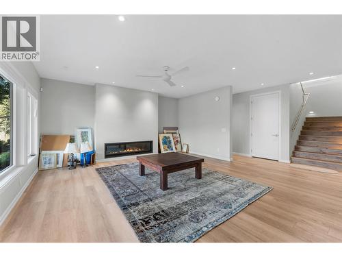 604 Clifton Road N, Kelowna, BC - Indoor With Fireplace