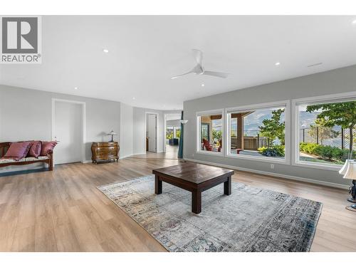 604 Clifton Road N, Kelowna, BC - Indoor Photo Showing Living Room