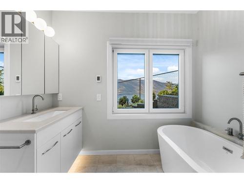 604 Clifton Road N, Kelowna, BC - Indoor Photo Showing Bathroom