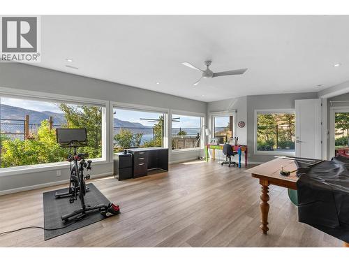 604 Clifton Road N, Kelowna, BC - Indoor Photo Showing Living Room