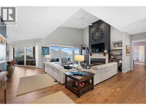 604 Clifton Road N, Kelowna, BC - Indoor Photo Showing Living Room With Fireplace