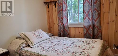 Double bed - 168 Lakebreeze Road, Kawartha Lakes (Fenelon), ON - Indoor Photo Showing Bedroom