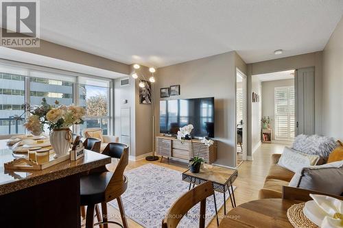 405 - 70 Town Centre Court, Toronto, ON - Indoor Photo Showing Living Room
