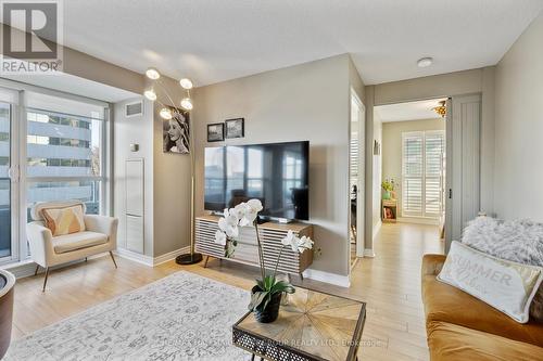 405 - 70 Town Centre Court, Toronto, ON - Indoor Photo Showing Living Room