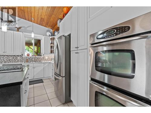 491 7 Street Se, Salmon Arm, BC - Indoor Photo Showing Kitchen