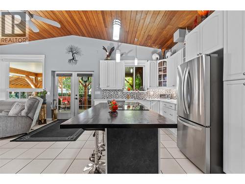 491 7 Street Se, Salmon Arm, BC - Indoor Photo Showing Kitchen