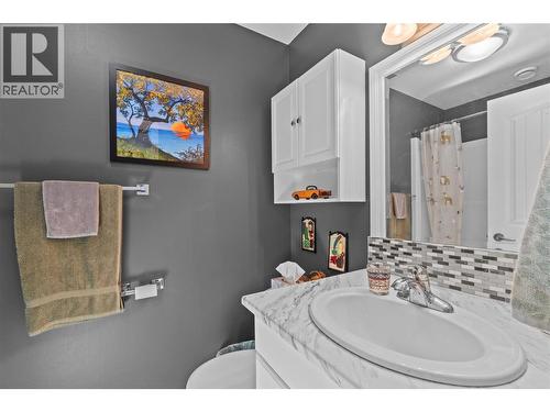 491 7 Street Se, Salmon Arm, BC - Indoor Photo Showing Bathroom