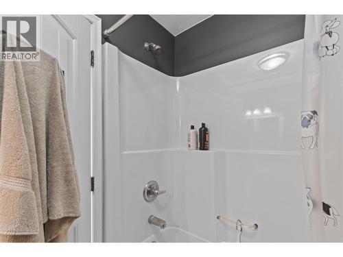 491 7 Street Se, Salmon Arm, BC - Indoor Photo Showing Bathroom