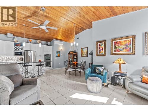 491 7 Street Se, Salmon Arm, BC - Indoor Photo Showing Living Room