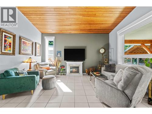 491 7 Street Se, Salmon Arm, BC - Indoor Photo Showing Living Room With Fireplace