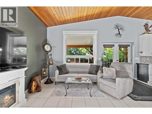 491 7 Street Se, Salmon Arm, BC - Indoor Photo Showing Living Room With Fireplace