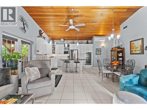 491 7 Street Se, Salmon Arm, BC - Indoor Photo Showing Living Room