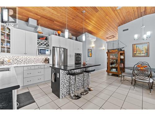 491 7 Street Se, Salmon Arm, BC - Indoor Photo Showing Kitchen With Upgraded Kitchen