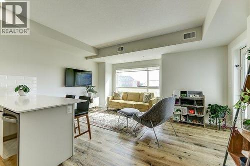 722 Valley Road Unit# 505, Kelowna, BC - Indoor Photo Showing Living Room