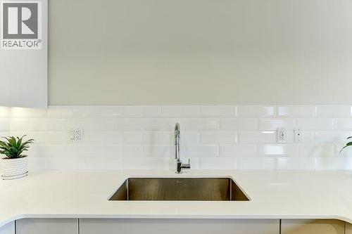 722 Valley Road Unit# 505, Kelowna, BC - Indoor Photo Showing Kitchen