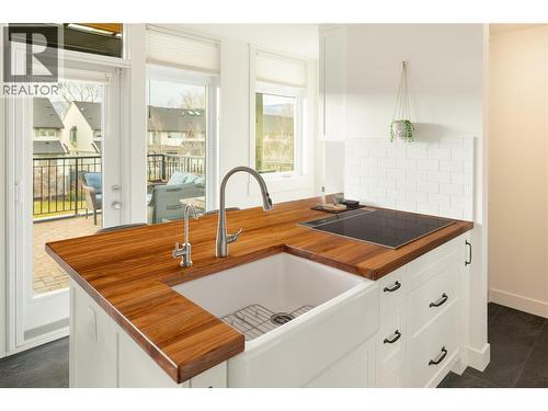 2901 Abbott Street Unit# 116, Kelowna, BC - Indoor Photo Showing Kitchen