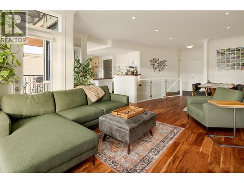2901 Abbott Street Unit# 116, Kelowna, BC - Indoor Photo Showing Living Room