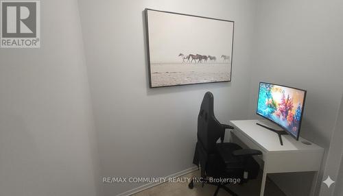 907 - 260 Davis Drive, Newmarket, ON - Indoor