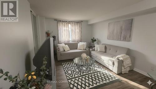 907 - 260 Davis Drive, Newmarket, ON - Indoor Photo Showing Living Room