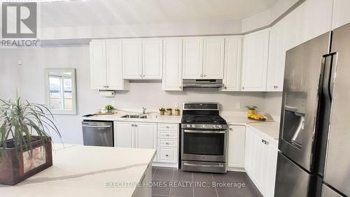7 Spokanne Street, Brampton, ON - Indoor Photo Showing Kitchen With Double Sink With Upgraded Kitchen