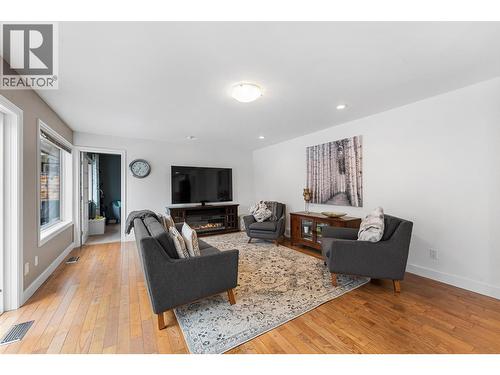 774 Varney Court, Kelowna, BC - Indoor Photo Showing Living Room