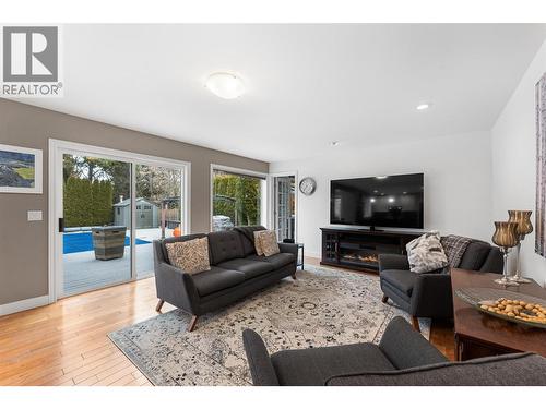 774 Varney Court, Kelowna, BC - Indoor Photo Showing Living Room