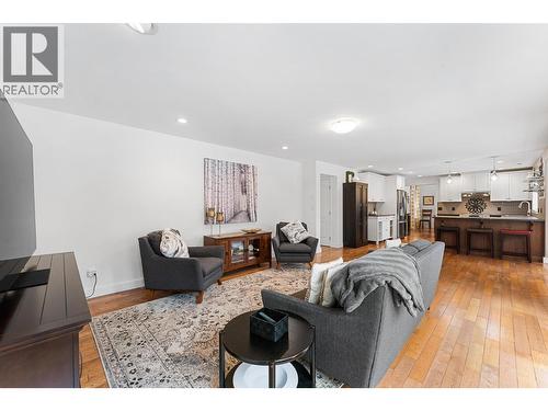 774 Varney Court, Kelowna, BC - Indoor Photo Showing Living Room