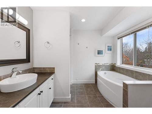 774 Varney Court, Kelowna, BC - Indoor Photo Showing Bathroom