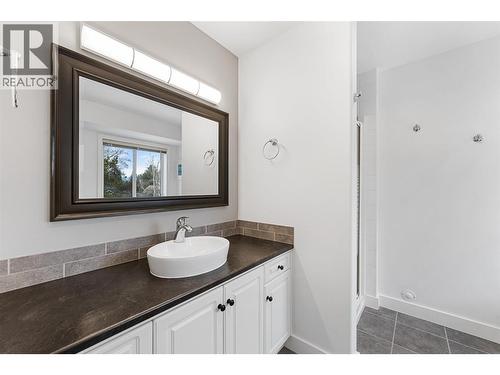 774 Varney Court, Kelowna, BC - Indoor Photo Showing Bathroom