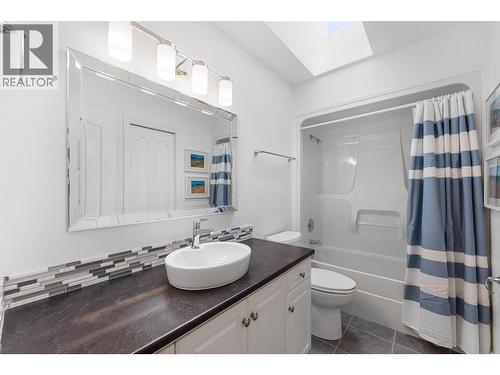 774 Varney Court, Kelowna, BC - Indoor Photo Showing Bathroom
