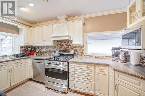 892 Sixth Street, Mississauga, ON - Indoor Photo Showing Kitchen