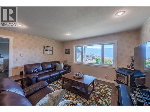 150 Sumac Ridge Drive, Summerland, BC - Indoor Photo Showing Living Room