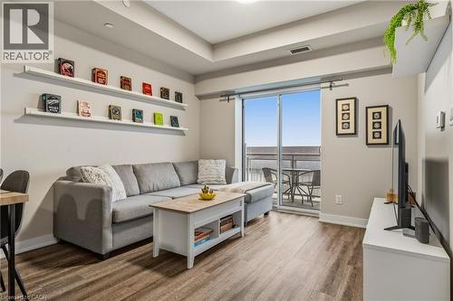 16 Markle Crescent Unit# 413, Hamilton, ON - Indoor Photo Showing Living Room